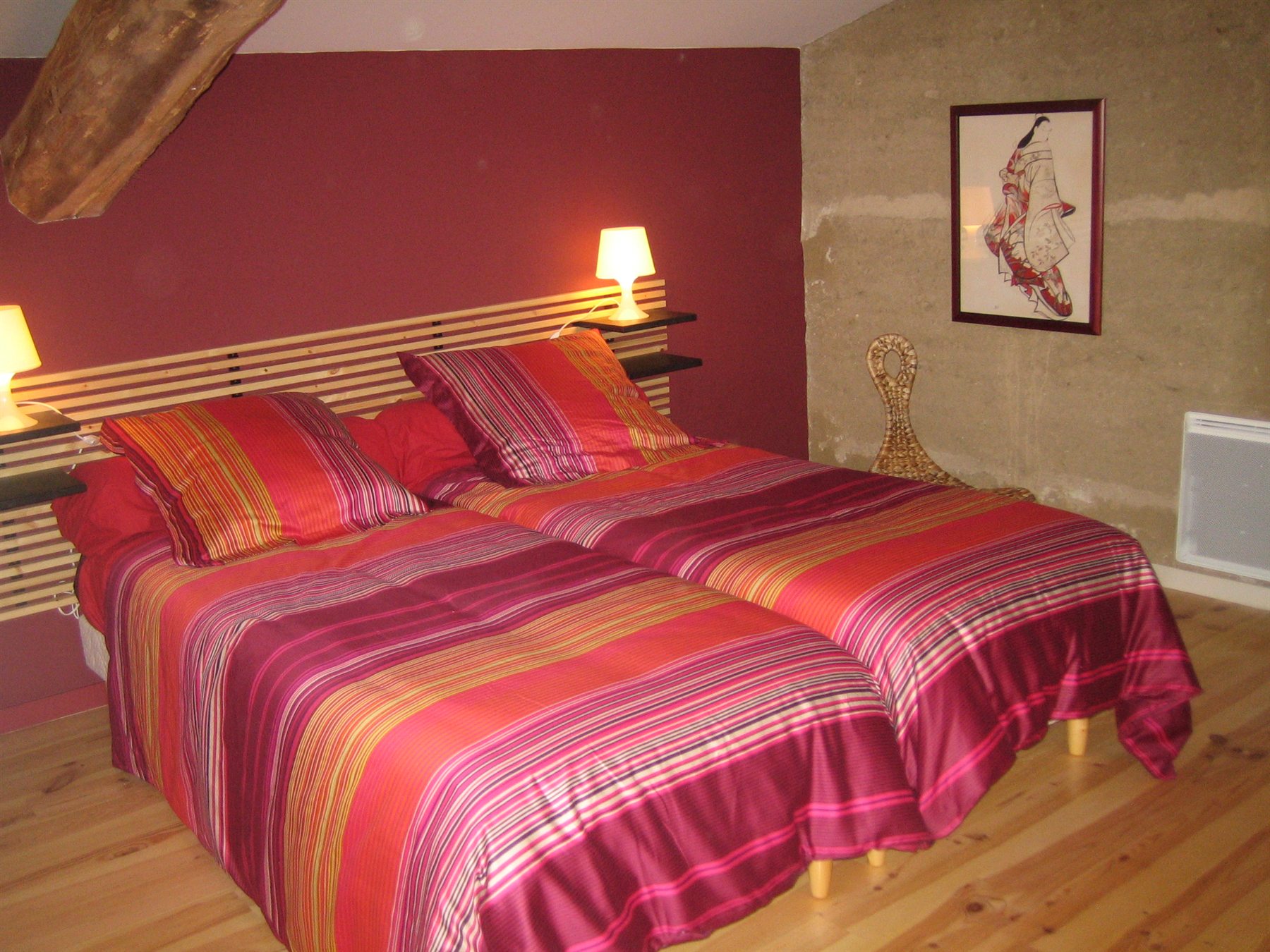 Chambre avec lits et linge rouge