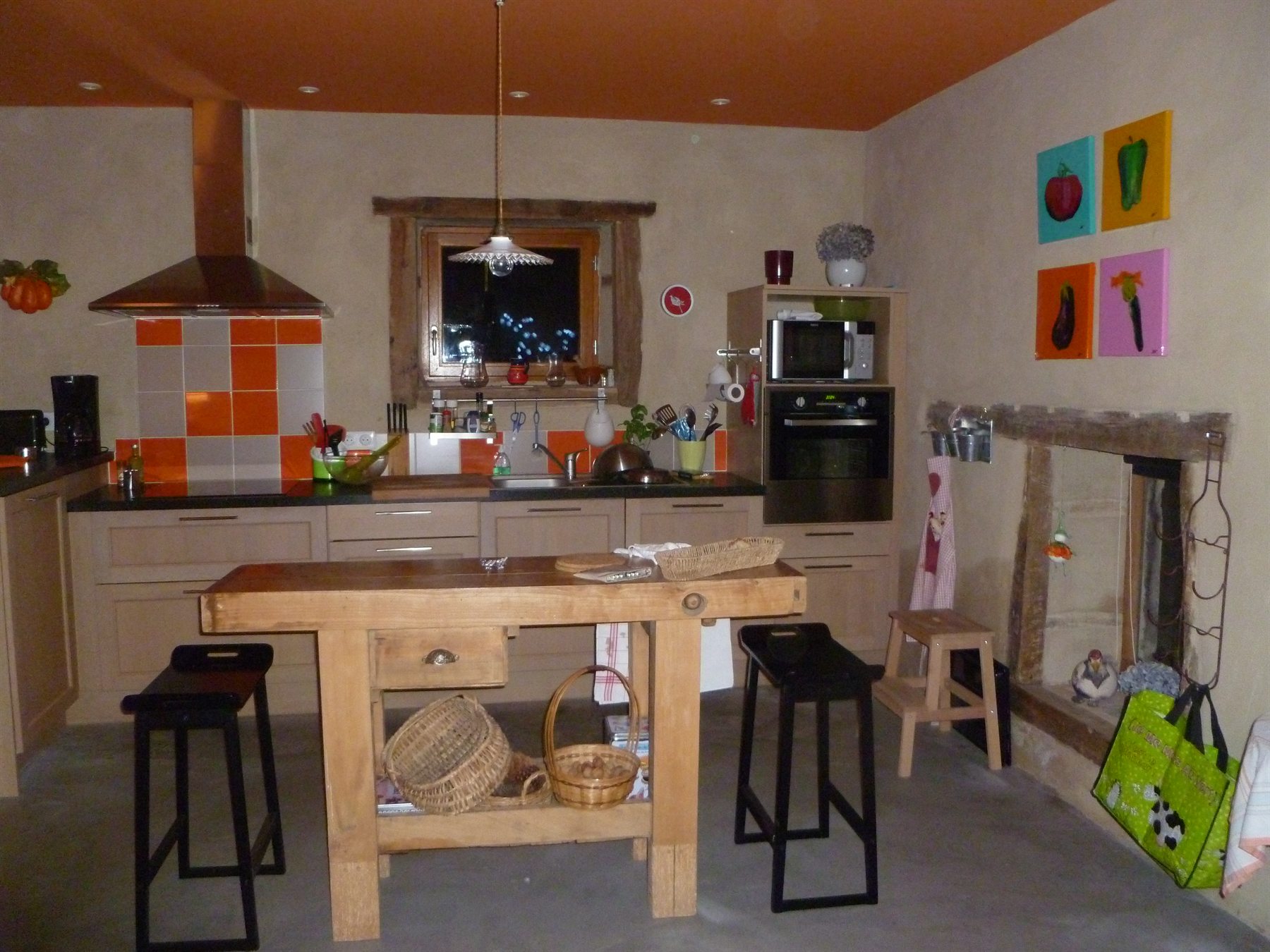 Cuisine équipée avec îlot en bois