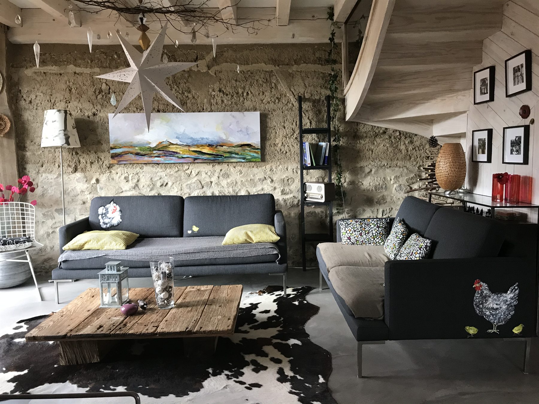Salon décoré avec tableaux et mobilier contemporain