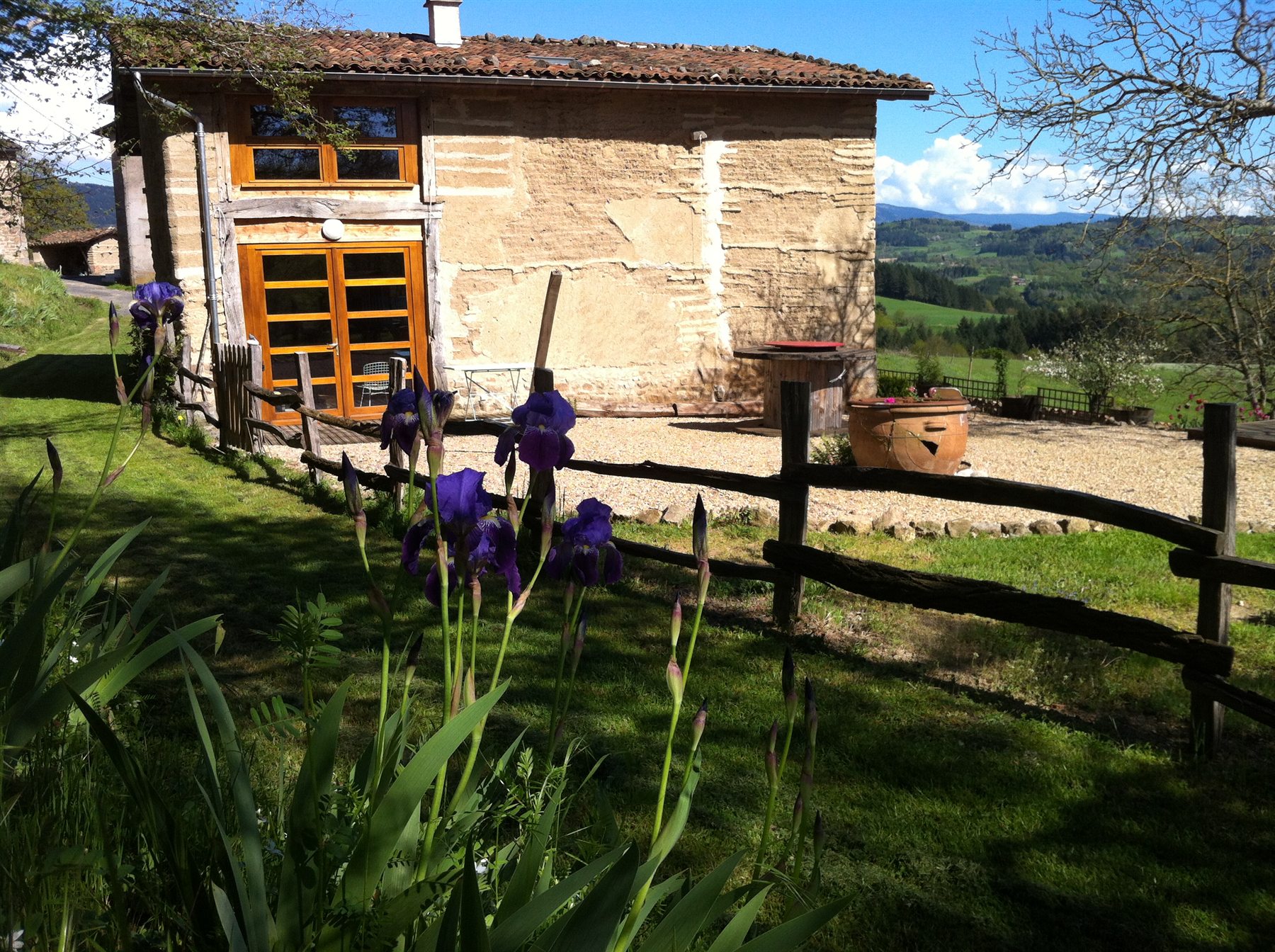 Façade du gîte et prés autour