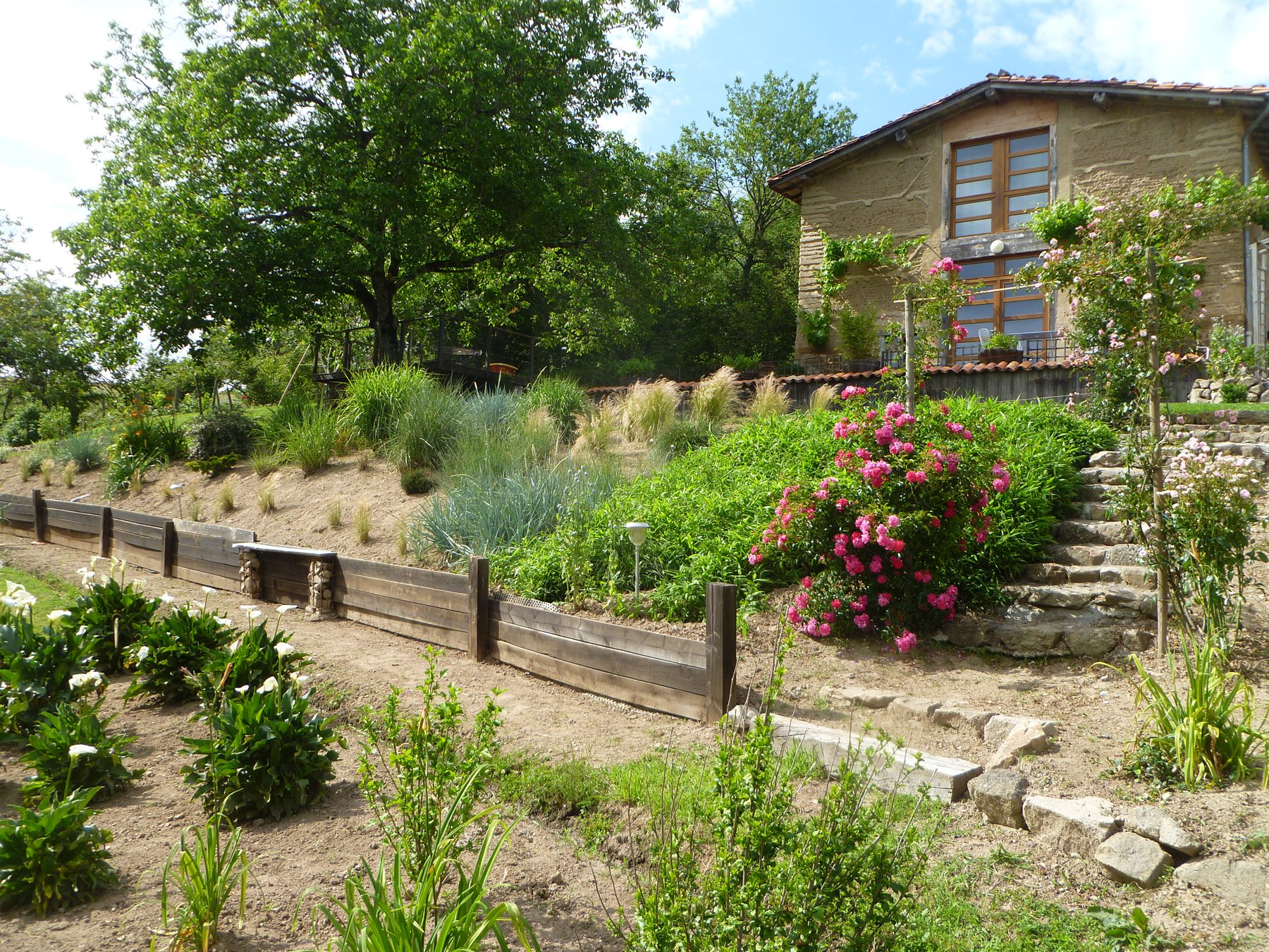 Jardin paysager et façade du gîte