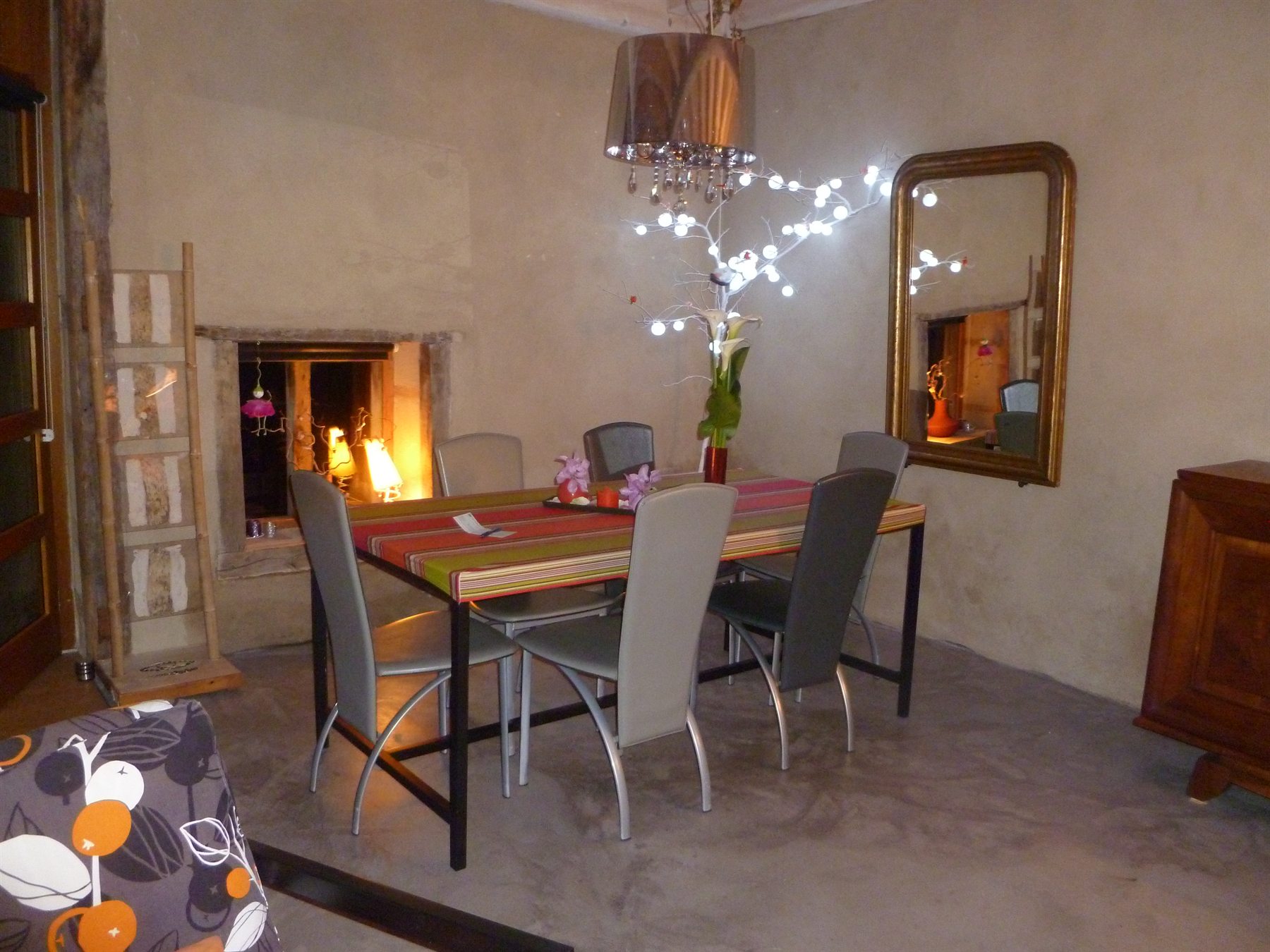 Salle à manger près du poêle