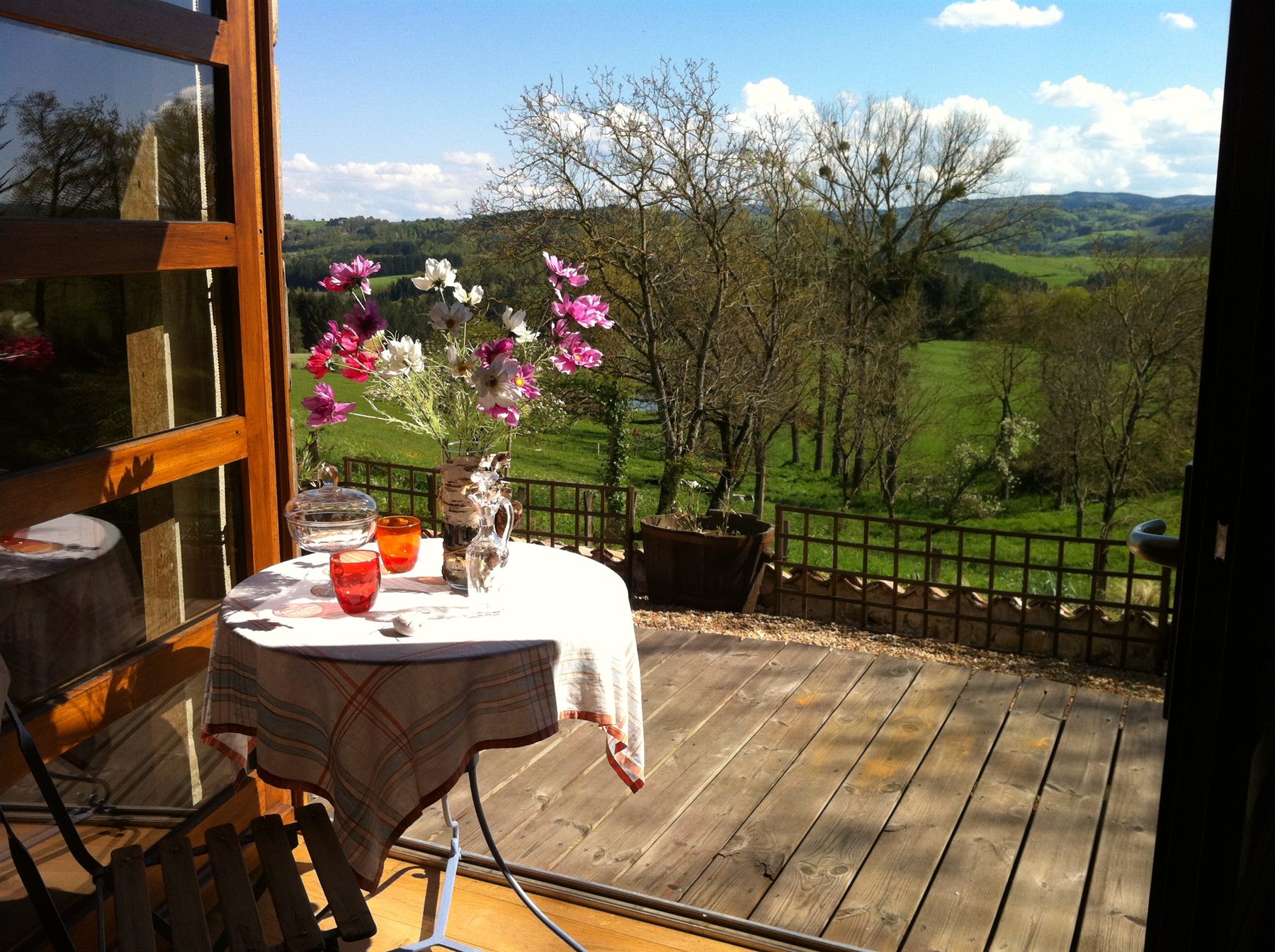 Table dressée sur la terrasse avec vue sur la campagne
